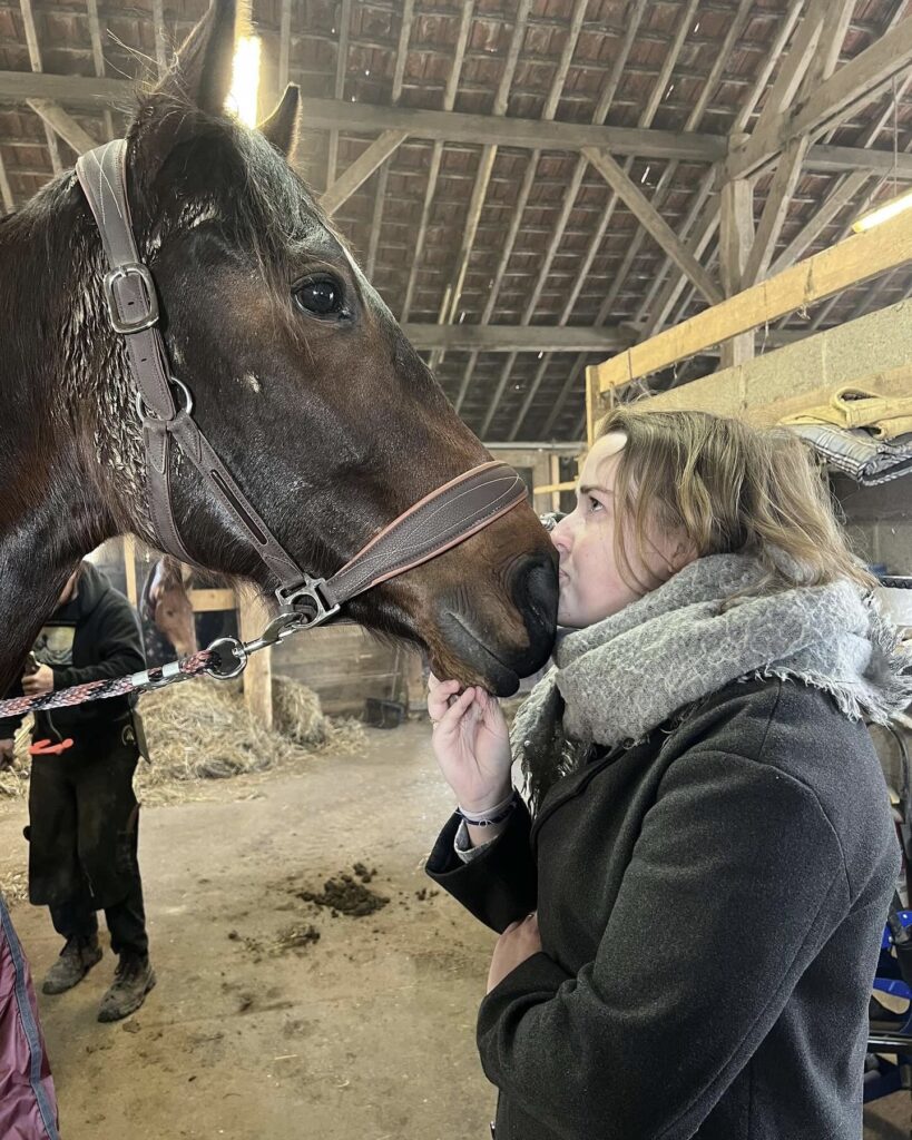 Simard est un cheval réformé des courses et il est heureux dans sa nouvelle famille.